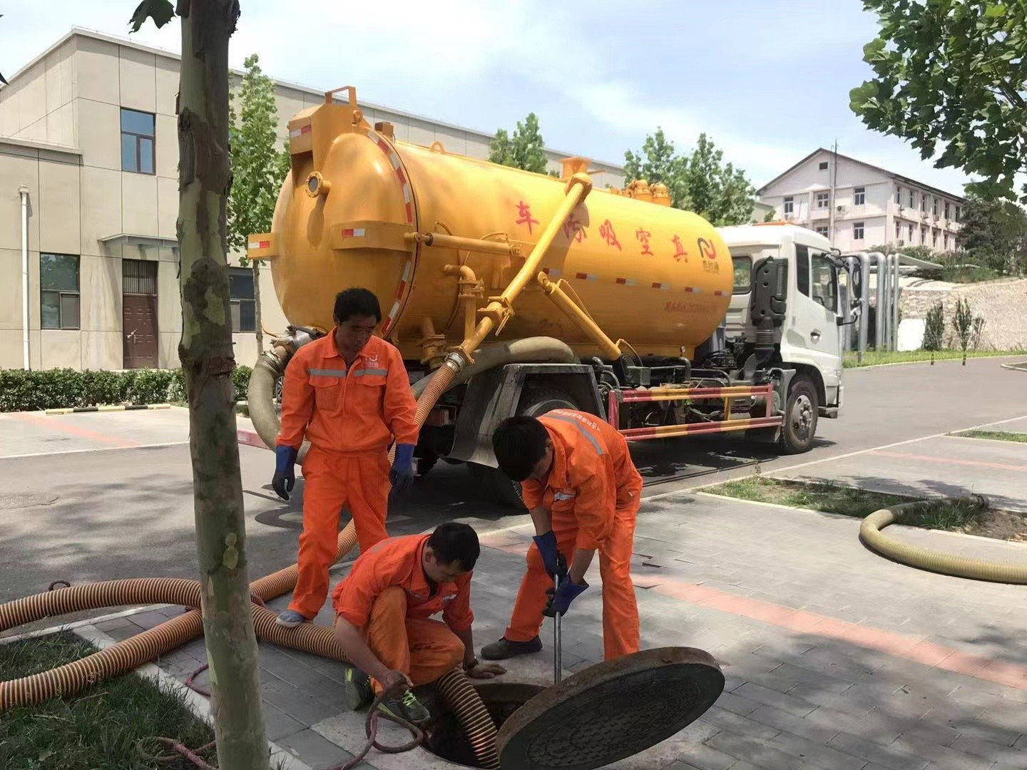 盘锦管道疏通车停在窨井附近