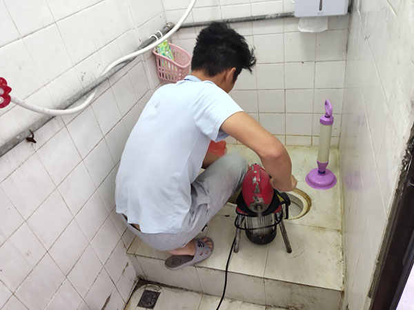 盘锦管道堵塞冒臭气 专业师傅现场解决问题